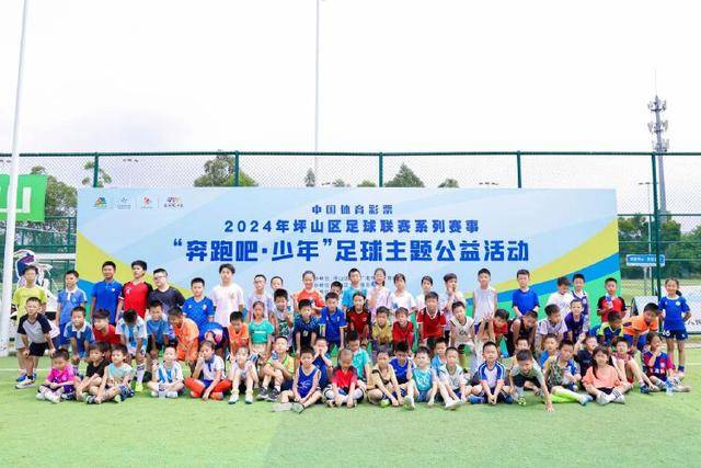 组图：羽毛球中国公开赛-王祉怡1-2山口茜无缘决赛 赛后握手致意